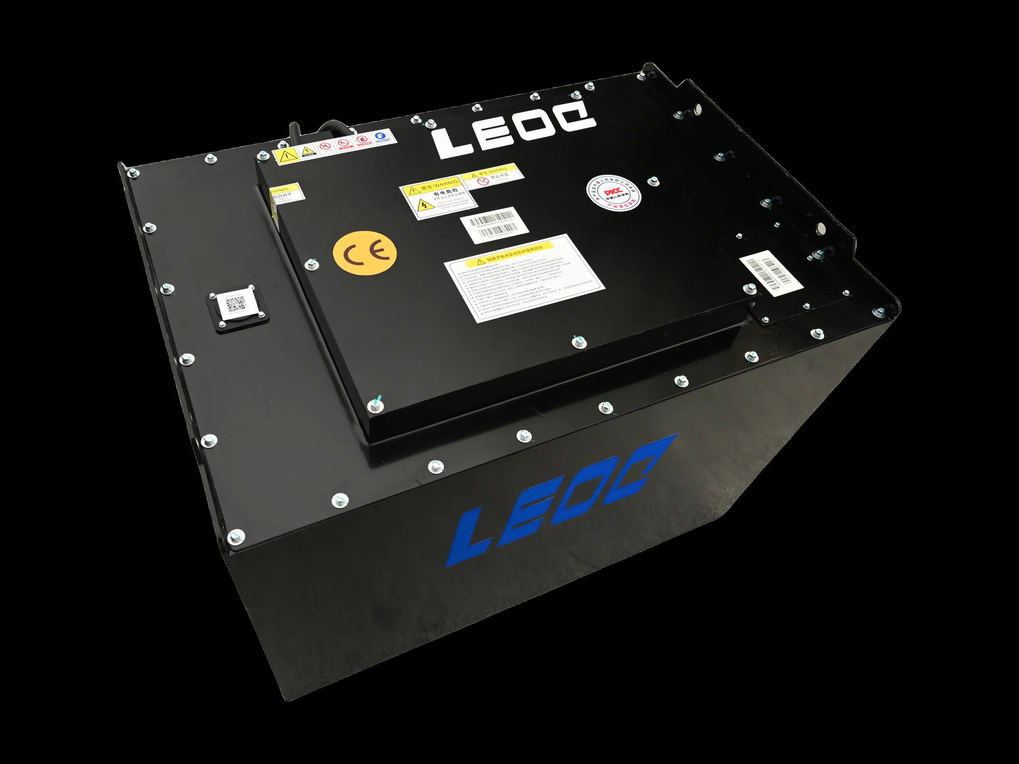 LEOC 로고가 찍힌 리튬인산철 지게차 배터리 실물. 검은 강판 케이스와 CE 라벨