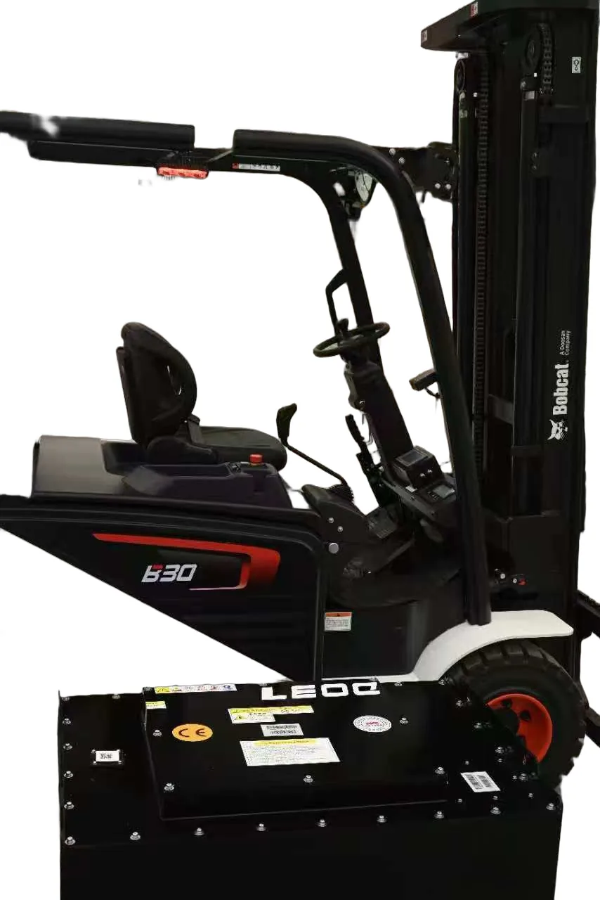 두산(Bobcat) 지게차 앞에 놓인 LEOC 배터리