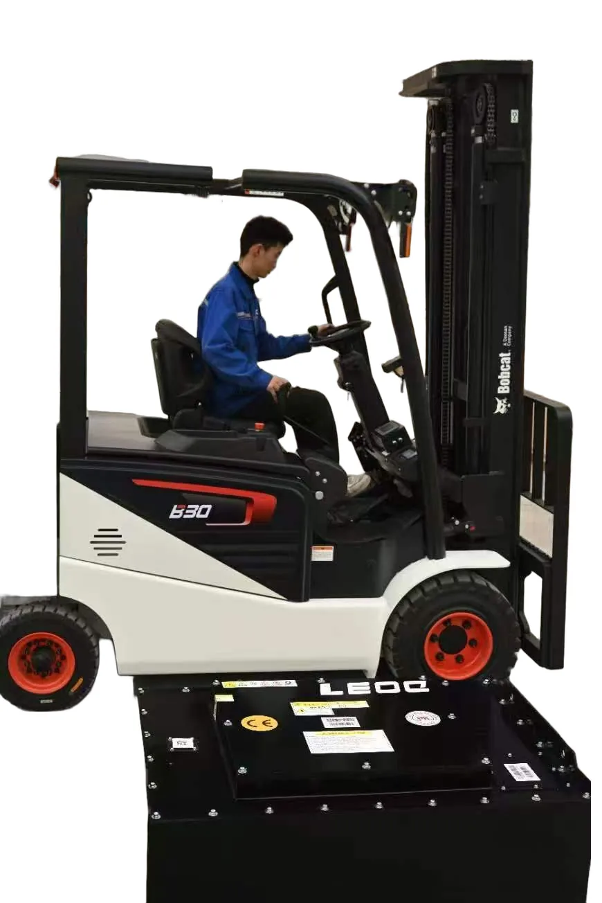 작업자가 탄 두산(Bobcat) 지게차와 앞에 놓인 LEOC 배터리